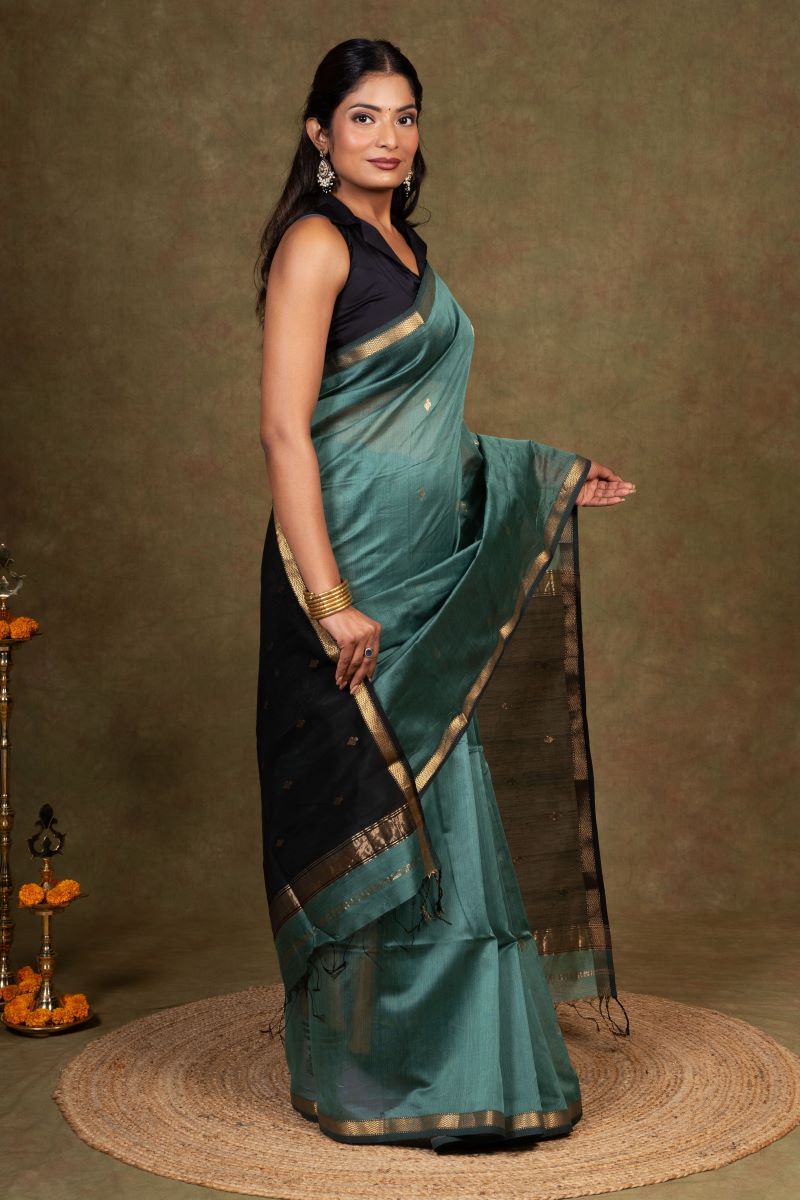 zari border Maheshwari Saree