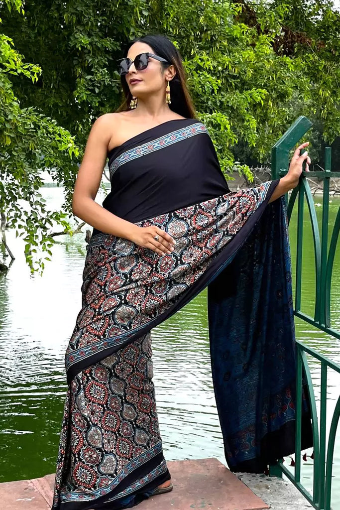 Mrunal Thakur gives 'Girl Next Door' vibes in a classic black saree | Times  of India