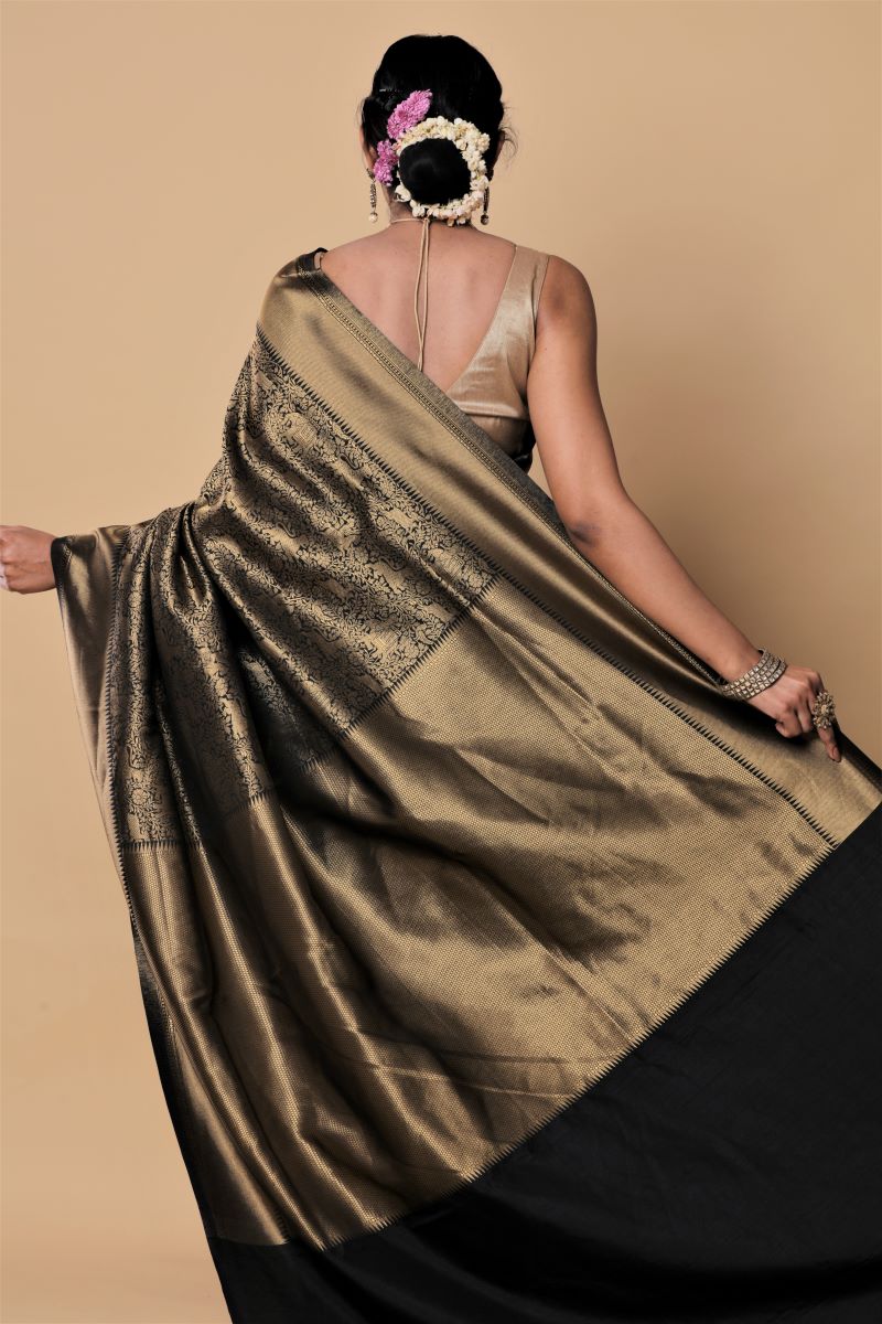 50 Latest Plain Saree with Heavy Blouse Designs To Try (2023) - Tips and  Beauty | Golden blouse designs, Plain saree with heavy blouse, Blouse  designs