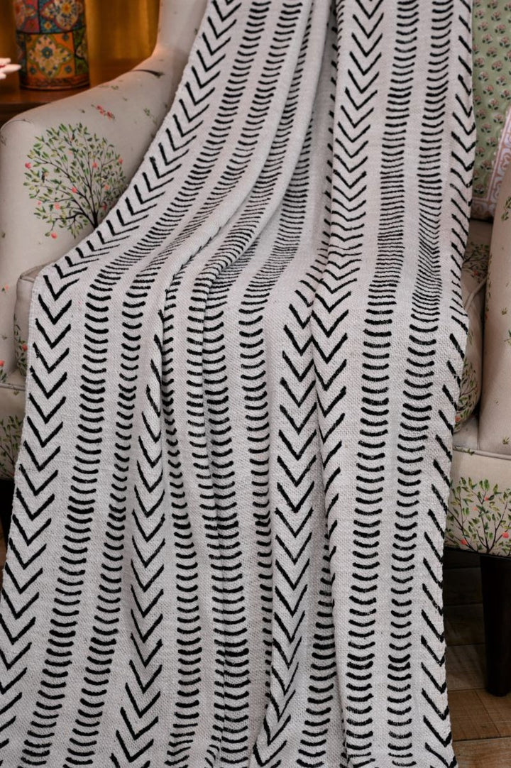 Black-white-handloom-sofa-throw-blanket