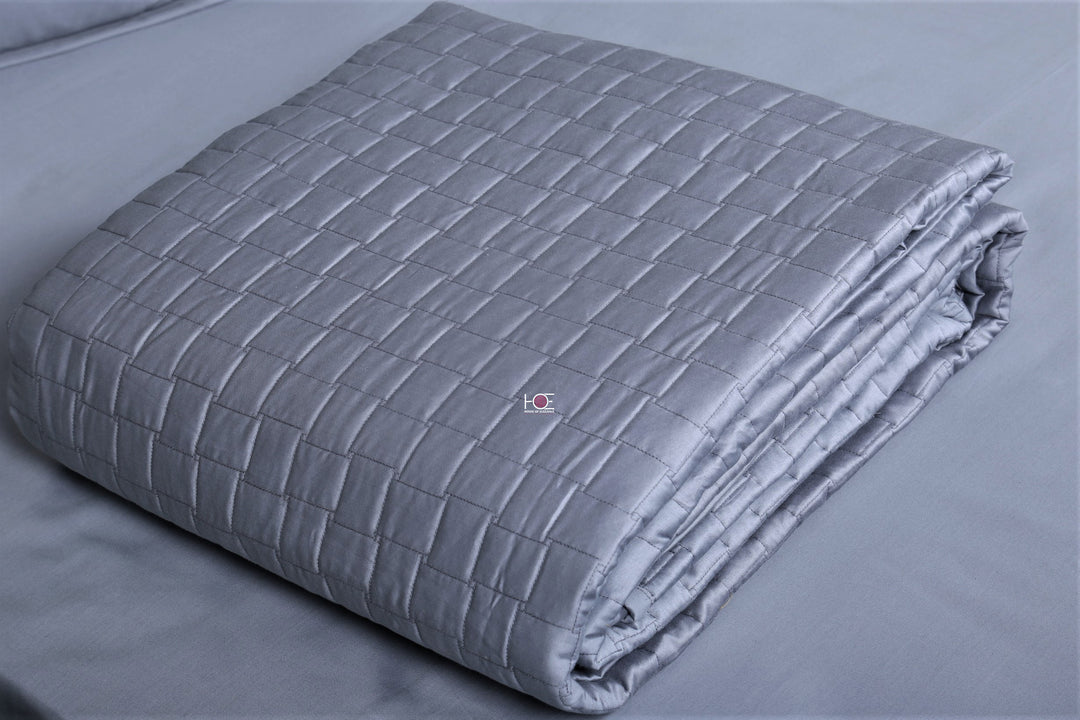 grey-luxurious-bedding-set-with-quilt