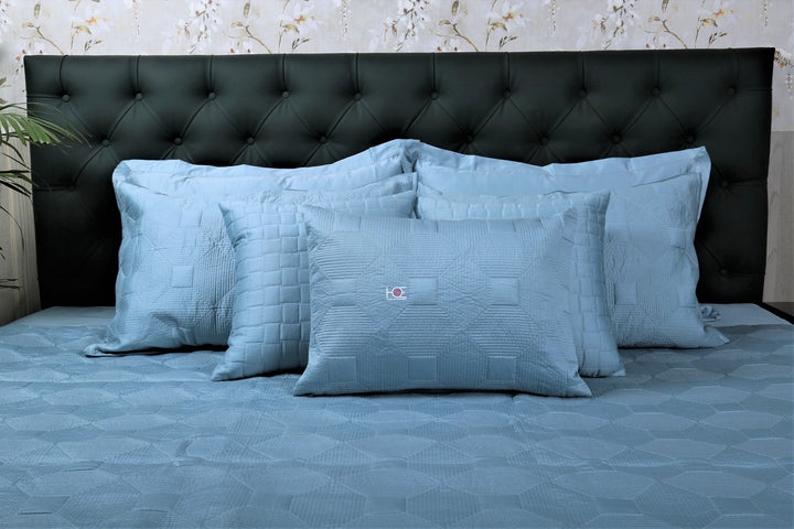 luxurious-bedding-set-with-quilt