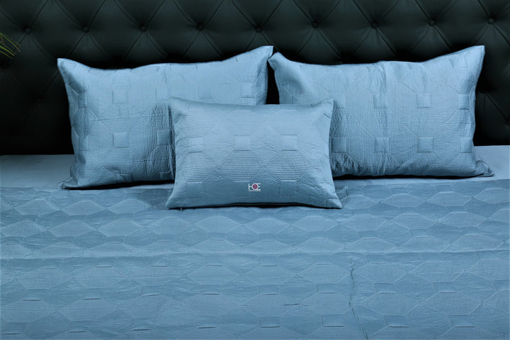 blue-luxurious-bedding-set-with-quilt